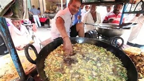 بالفيديو.. طباخ يضع يديه في الزيت المغلي بالفيديو.. طباخ يضع يديه في الزيت المغلي