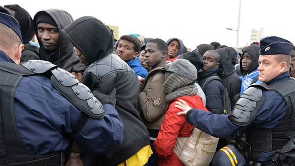 السلطات الفرنسية تجلي آخر سكان مخيم كاليه للاجئين