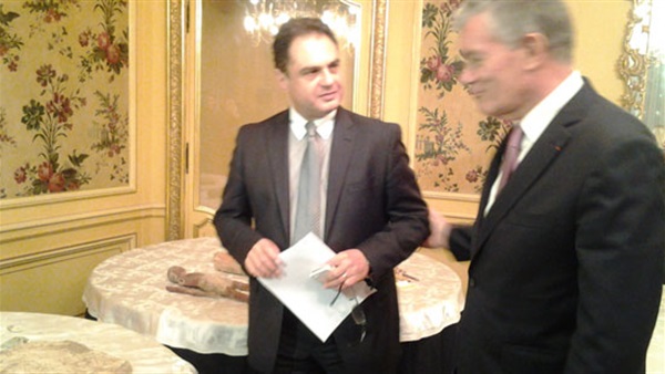السفير المصري يزور "عبدالرازق" المصاب بتفجيرات فرنسا