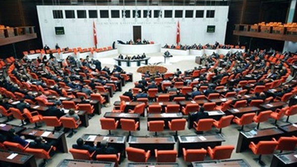 حزب الشعوب الديمقراطي الكردي المعارض يعلق نشاطه بالبرلمان