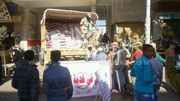 سيارات الجيش تجوب قرى دمياط لتوزيع «كراتين السلع الغذائية»