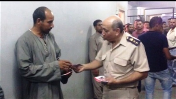 الشايب.. يستمع لمواطنين بنى سويف للوقوف على المشكلات الشايب.. يستمع لمواطنين بنى سويف للوقوف على المشكلات