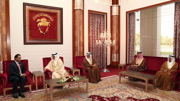العاهل البحريني يلتقي رئيس الجمعية الوطنية الباكستاني العاهل البحريني يلتقي رئيس الجمعية الوطنية الباكستاني
