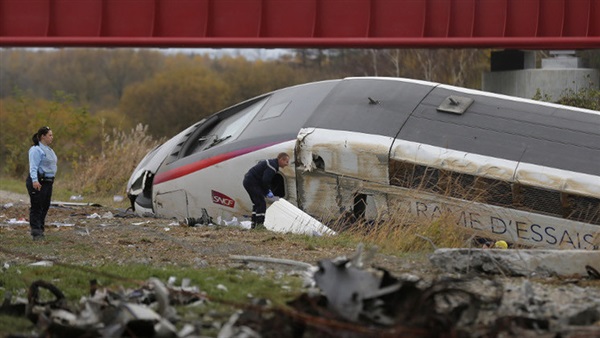 مقتل 10 أشخاص إثر انحراف قطار عن مساره في فرنسا