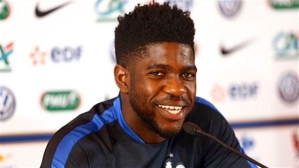 «أوميتي» يعود إلى برشلونة بعد الإصابة