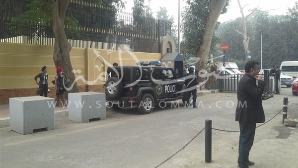 بالصور .. القنصلية الفرنسية بالقاهرة تتلقى عزاء ضحايا حادث باريس الأرهابى