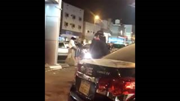 بالفيديو.. «البرقع» أحدث وسيلة للشباب للتحرش بالنساء في السعودية بالفيديو.. «البرقع» أحدث وسيلة للشباب للتحرش بالنساء في السعودية