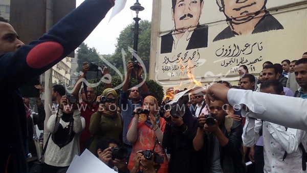 بالفيديو و الصور.. وقفة احتجاجية لحملة الماجستير والدكتوراة أمام "الصحفيين" بالفيديو و الصور.. وقفة احتجاجية لحملة الماجستير والدكتوراة أمام "الصحفيين"