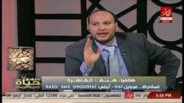 فيديو.. داعية إسلامي  ساخرًا: «الدهب أحسن من الرجالة»