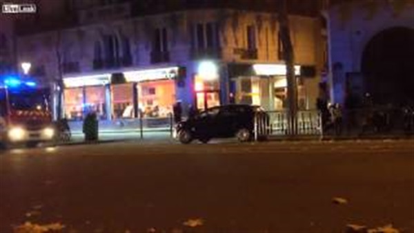 أول فيديو لتبادل إطلاق النار بين الشرطة والإرهابيين في هجمات باريس أول فيديو لتبادل إطلاق النار بين الشرطة والإرهابيين في هجمات باريس