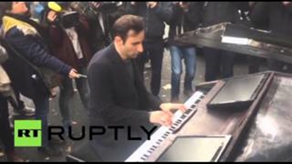 بالفيديو..عازف بيانو يقدم مقطوعة حزينة أمام مسرح باتاكلان فى باريس