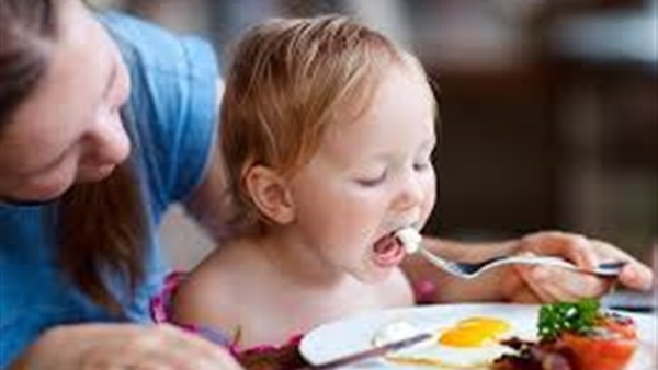 4 أسباب لتعرق طفلك.. تعرفي عليها