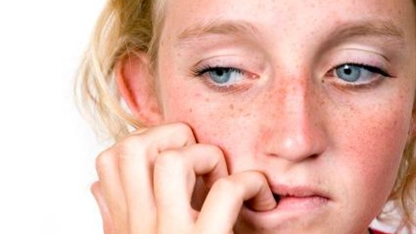 قضم الأظافر .. متى يمثل مشكلة؟