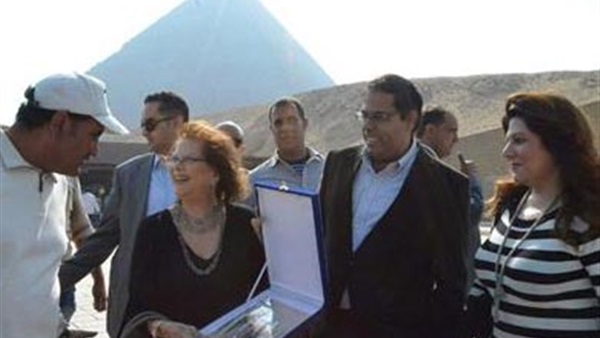 تكريم الممثلة العالمية الإيطالية كاردينالي في حضن الأهرامات تكريم الممثلة العالمية الإيطالية كاردينالي في حضن الأهرامات