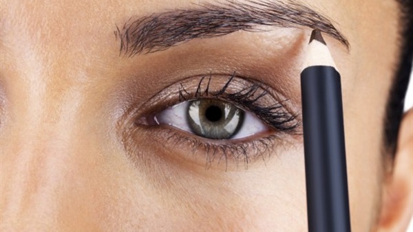 حواجبك أفضل بدون صالون التجميل