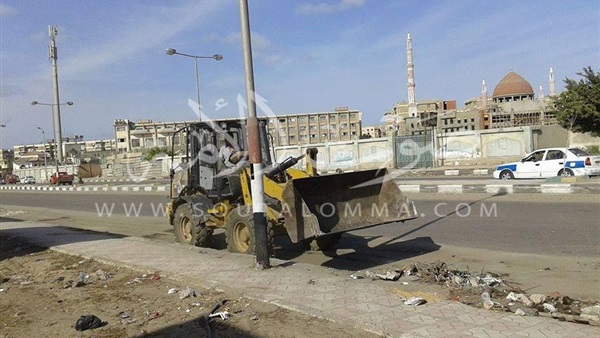 رفع القمامة وتجريف الرمال بحي الضواحي في بورسعيد (صور) رفع القمامة وتجريف الرمال بحي الضواحي في بورسعيد (صور)