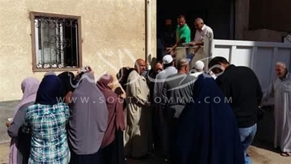 إقبال كثيف على منافذ «دمياط تأمر» (صور) إقبال كثيف على منافذ «دمياط تأمر» (صور)