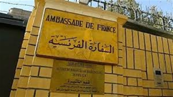 السفارة الفرنسية تشكر مصر على إضاءة الأهرامات بألوان علم فرنسا