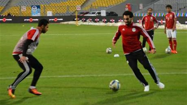 هتافات الجماهير تزلزل برج العرب أثناء «إحماء المنتخب» هتافات الجماهير تزلزل برج العرب أثناء «إحماء المنتخب»
