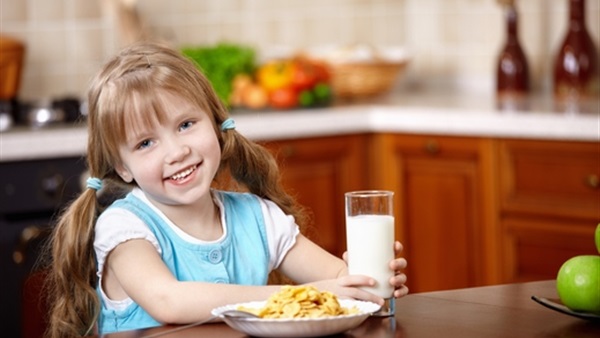 4 عناصر غذائية مهمة لحصول طفلك على إفطار صحى عند الذهاب للمدرسة