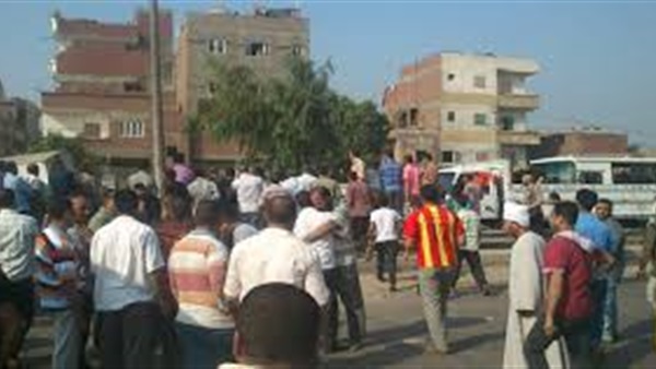 أهالي أشمون يقطعون الطريق بعد مقتل شاب أهالي أشمون يقطعون الطريق بعد مقتل شاب