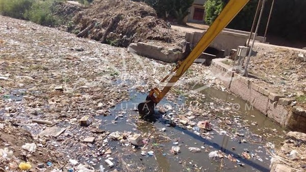 بالصور.. إزالة 77 حالة تعدي ورفع 2000 طن مخلفات وترع بمنفلوط