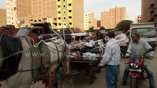 التصدي لسيارات إلقاء مخلفات البناء بالطرق الرئيسية بأوسيم (صور) التصدي لسيارات إلقاء مخلفات البناء بالطرق الرئيسية بأوسيم (صور)
