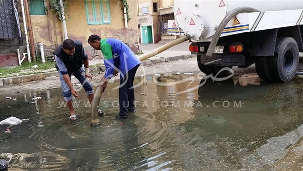 سحب مياه المجاري بـ«بنك الشاي» و«الحاويات» ببورسعيد (صور)