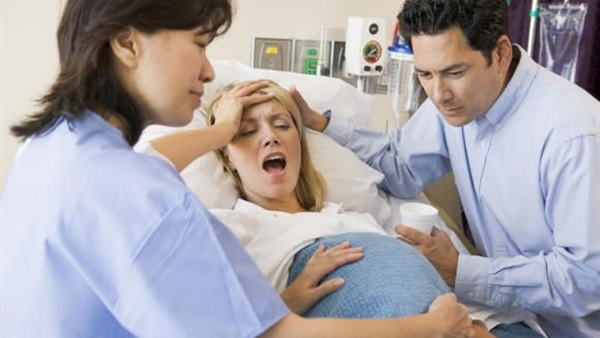 مخاطر الولادة القيصرية على الجنين والأم
