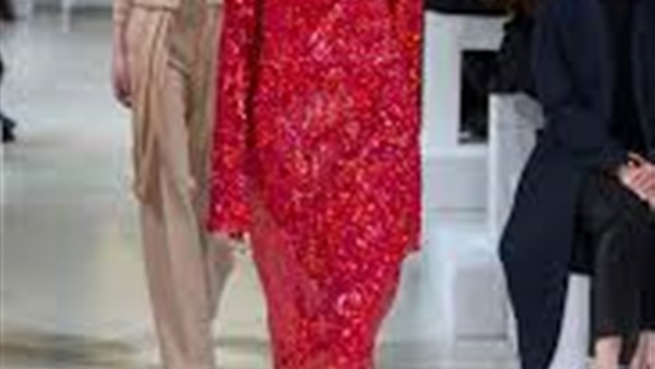 الفستان المرصع بالترتر ينطق بالأناقة في المناسبات