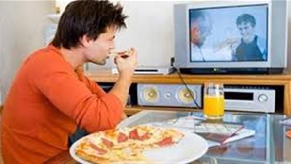 الأكل أثناء مشاهدة التلفزيون يزيد من احتمال الإصابة بالسمنة