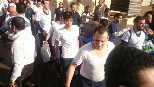 طالب بعد الإفراج عنه: «هنكمل تعليمنا ونشوف مستقلبنا» طالب بعد الإفراج عنه: «هنكمل تعليمنا ونشوف مستقلبنا»