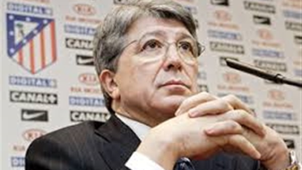 رئيس «أتلتيكو» يحمي «جريزمان» من ريال مدريد