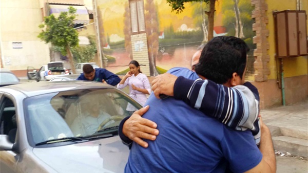 والد مفرج عنه بـ«عفو رئاسي» فى بورسعيد يستقبل ابنه بالبكاء 