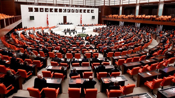 البرلمان التركي يوافق على إعفاء مغتصب القاصر من العقوبة 