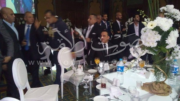 «طارق علام» يحضر حفل زفاف باسم مرسي (صورة) 