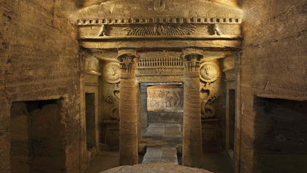 سقوط نقوش بـ«مقبرة كوم الشقافة» الأثرية في الإسكندرية