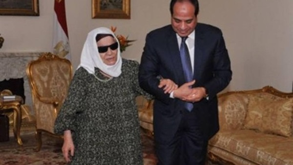 الحاجة زينب توجه رسالة لـ«السيسي» في عيد ميلاده (فيديو) الحاجة زينب توجه رسالة لـ«السيسي» في عيد ميلاده (فيديو)