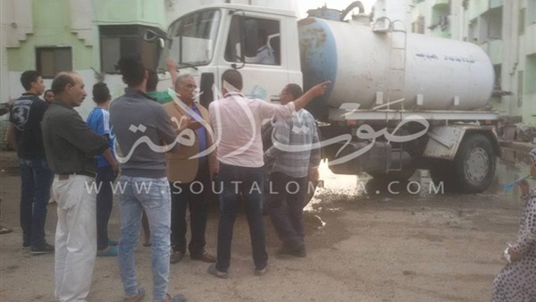 سحب مياه الصرف وإصلاح الغاطسة بالسيدة خديجة في بورسعيد (صور)