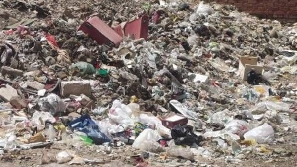 القمامة تنتشر في قرية «البرنس» بالفيوم 