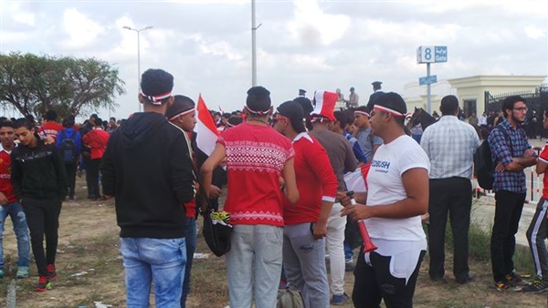 بالصور..بدء توافد الجماهير على برج العرب