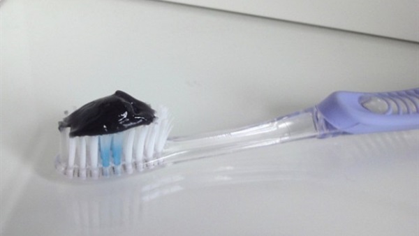 معجون باللون الأسود لأسنان ناصعة البياض معجون باللون الأسود لأسنان ناصعة البياض