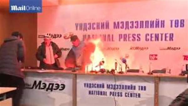 بالفيديو.. مسؤول يشعل النار في نفسه بمؤتمر صحفي بالفيديو.. مسؤول يشعل النار في نفسه بمؤتمر صحفي