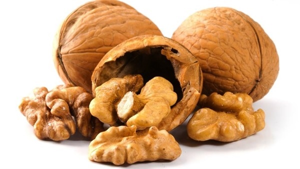 دراسة: الجوز يحسن مزاج الشباب