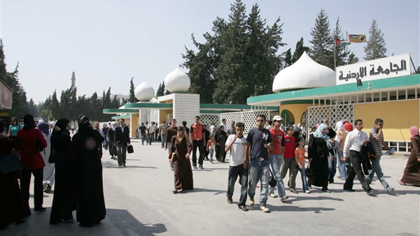 مجهولون يقتحمون الجامعة الأردنية بالسيوف مجهولون يقتحمون الجامعة الأردنية بالسيوف