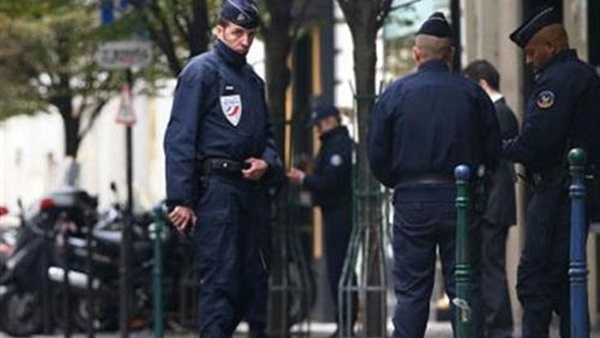 اصابة عدة شرطيين بجروح خلال عملية لمكافحة الارهاب في شمال باريس اصابة عدة شرطيين بجروح خلال عملية لمكافحة الارهاب في شمال باريس
