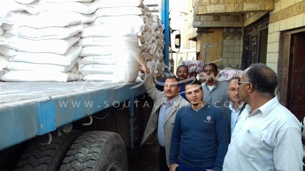 ضبط 19 طن سكر داخل مخزن مواد بناء في بني سويف ‎