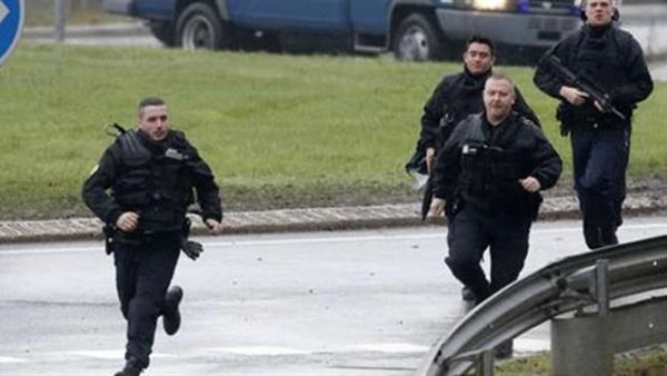 قوات الأمن الفرنسية تلجأ للطائرات "الهليكوبتر" فى مداهمة المسلحين