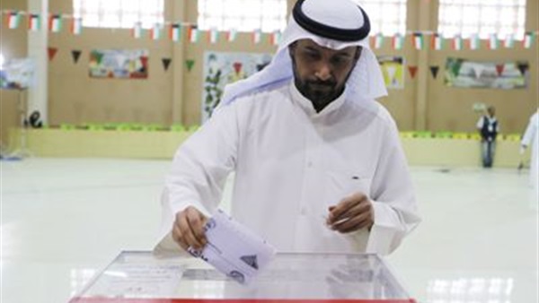 الكويتيون يدلون بأصواتهم لاختيار 50 نائبا لمجلس الأمة