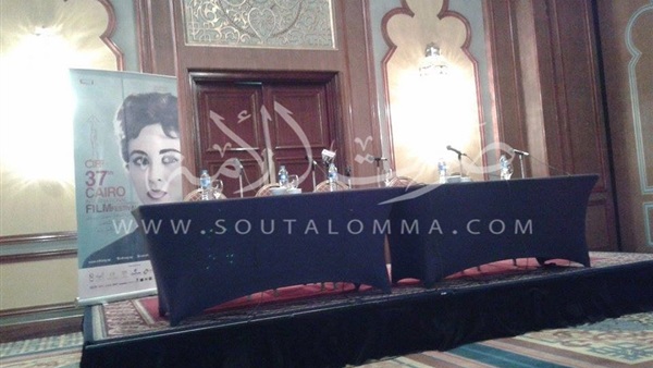 بالصور..الاستعدادات الأولى لمؤتمر الهندية "فرح خان"